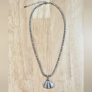 NWOT✨️Clam Shell Rhinestone Necklace